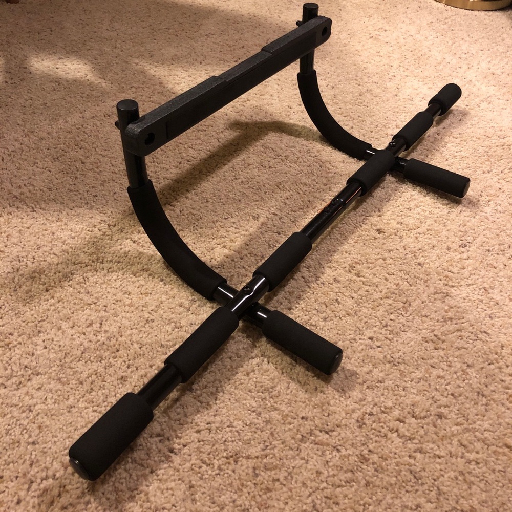 Gold’s Gym doorway pull-up bar